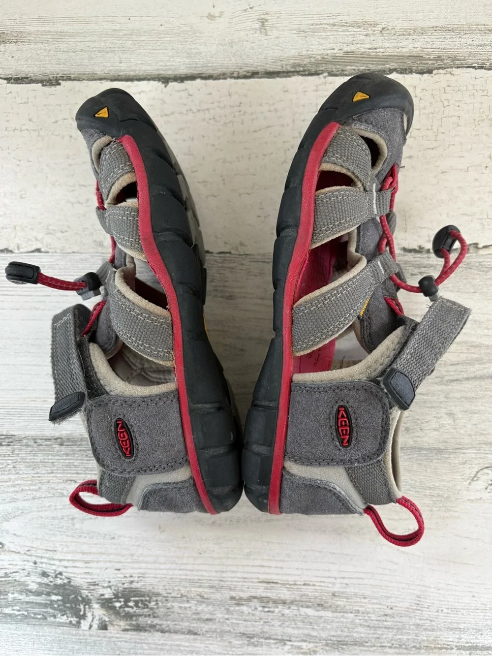 Keen Youth Size 1 Seacamp II CNX Water Sandals In Gray/Red Contour Arch